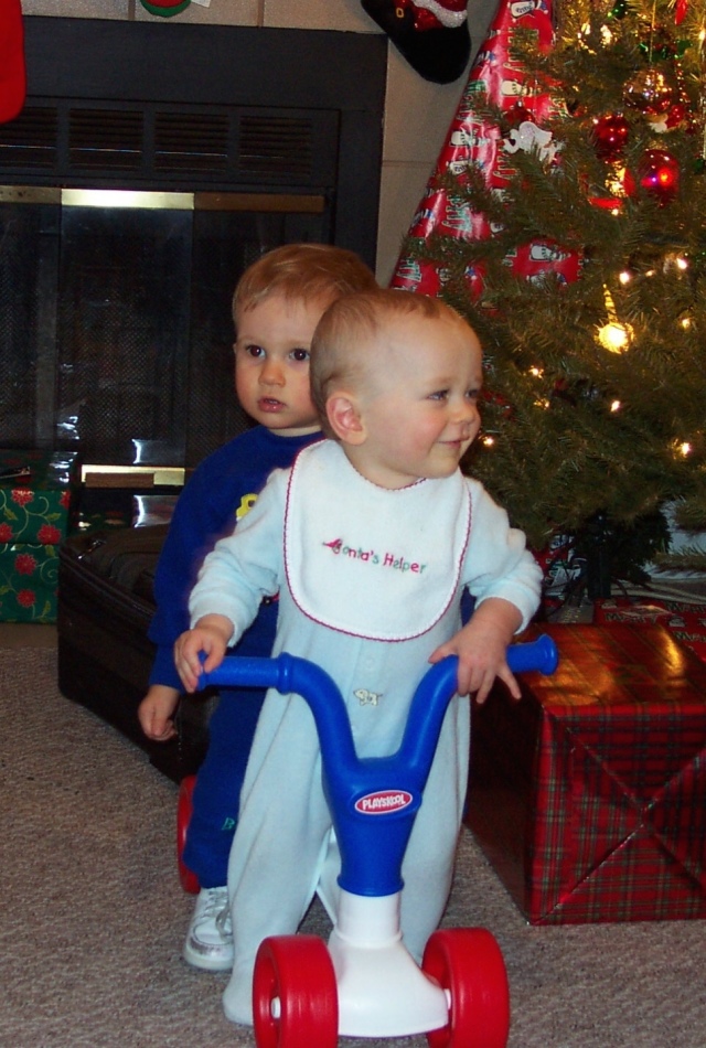 Hildebrand Christmas ScreenSaver/640x480_2000-12-21-19 boys both ride tyke bike.jpg